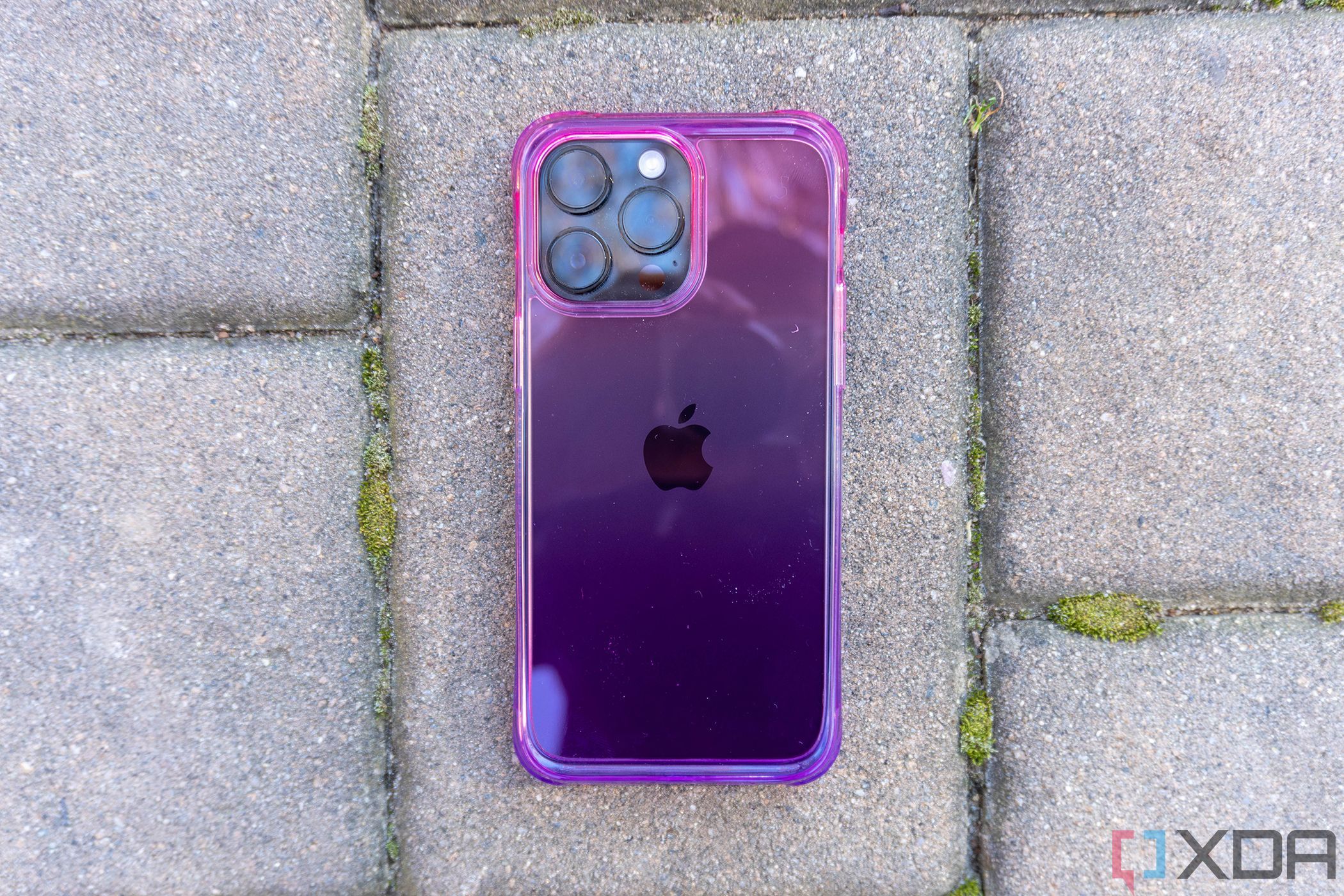 Mkeke iPhone 14 Pro Clear Case sobre una superficie de ladrillo
