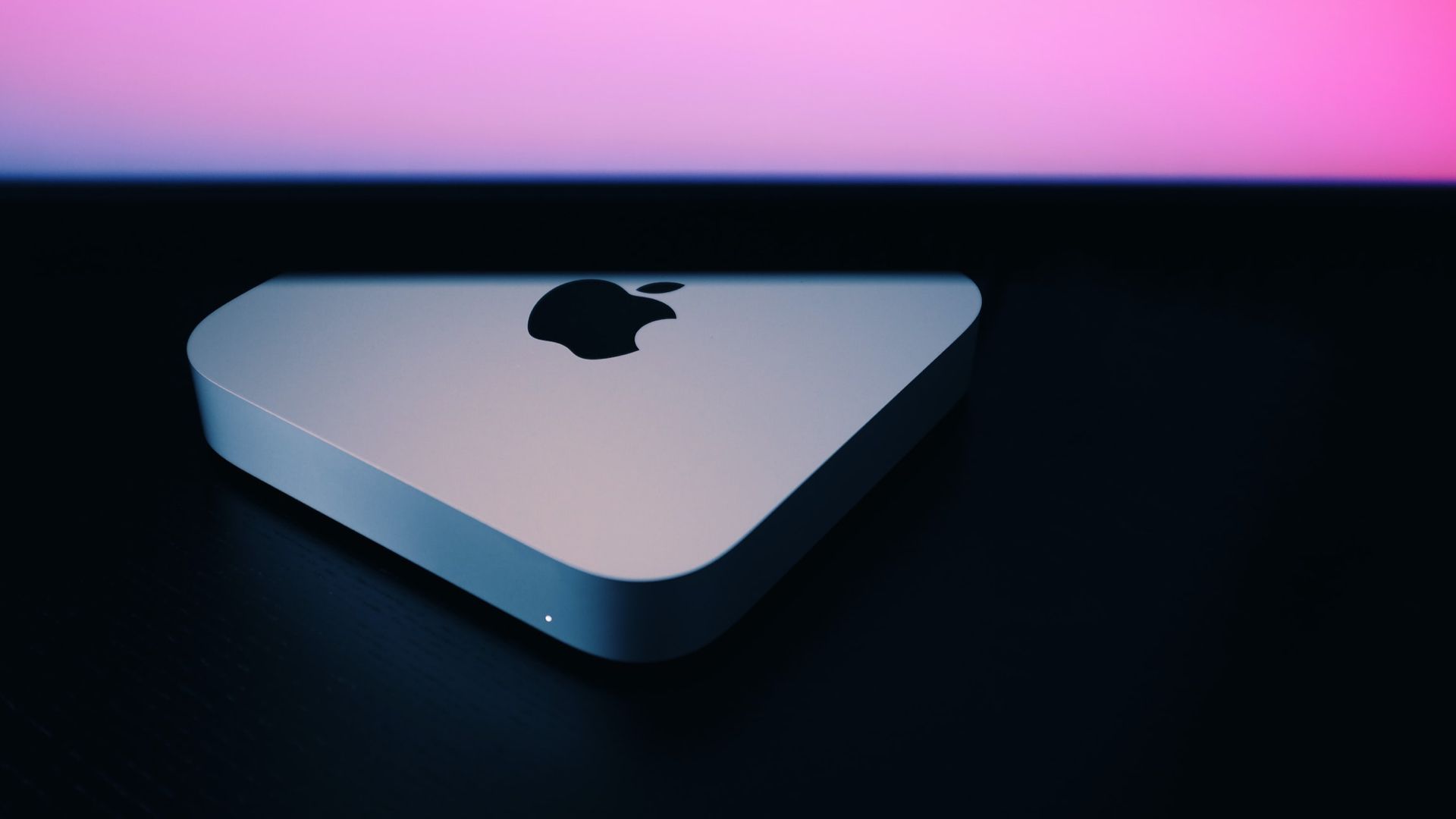 Bir ekranın altında Mac mini