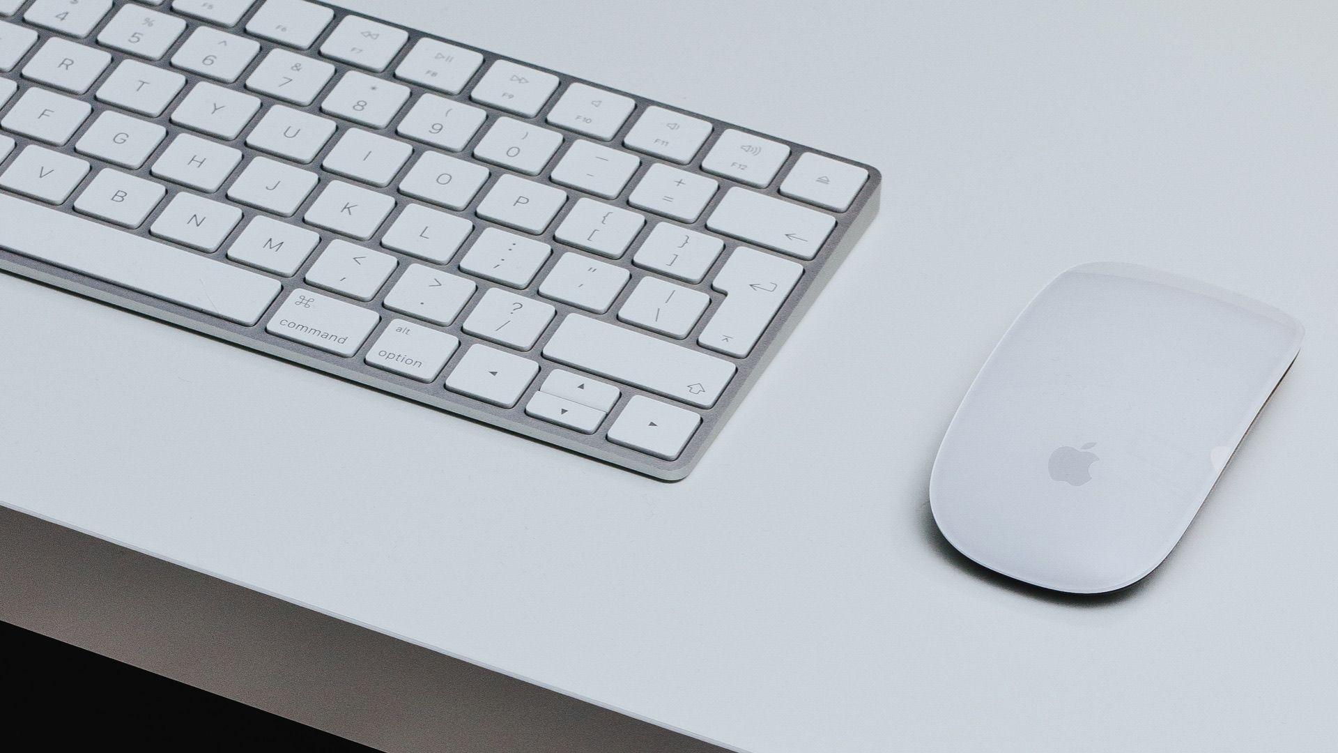 Magic Mouse on Desk LI 2