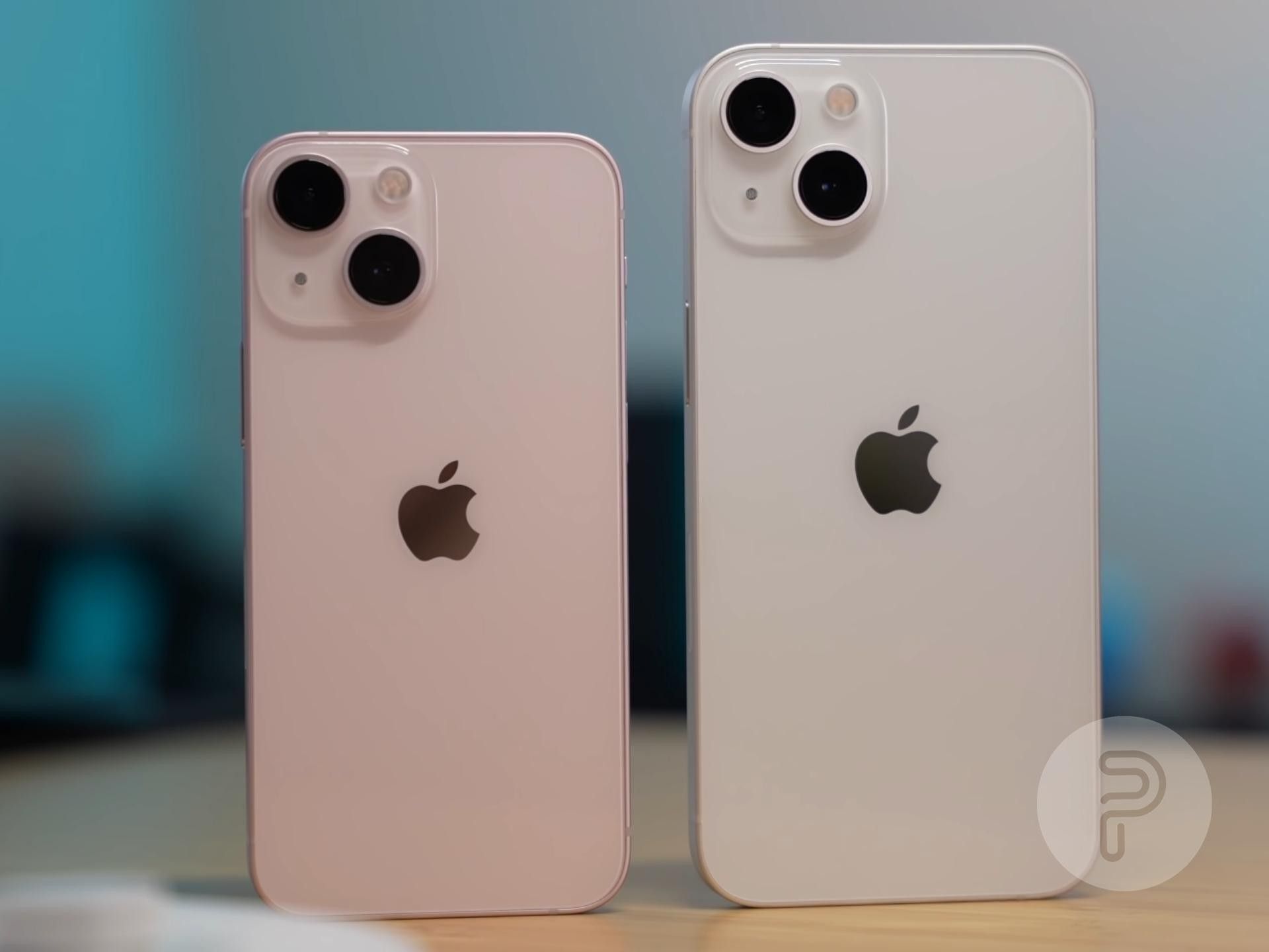 iPhone 13 mini dalam warna Pink di sebelah iPhone 13 dalam warna Putih