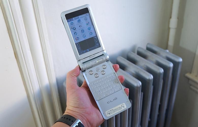 Pocketnow Throwback: Sony CLIÉ PEG-NR70 (Video)