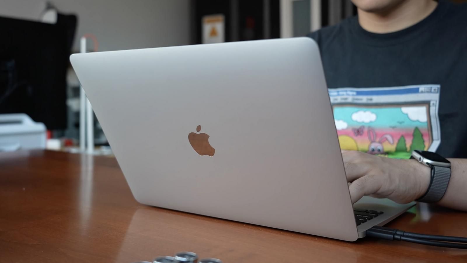 Apple M1 MacBook Air sobre la mesa