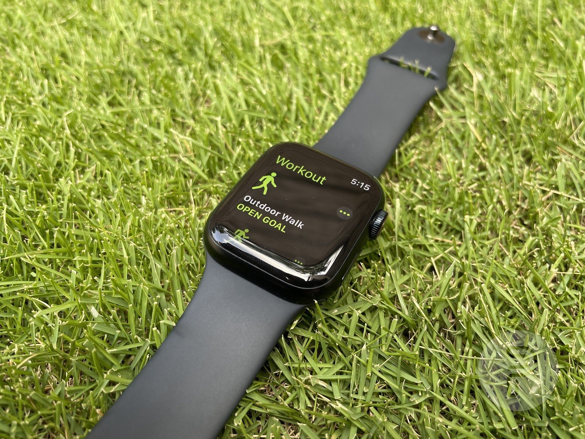 Ekranda açık havada yürüyüş egzersizi ile çimlere yerleştirilmiş elma saati