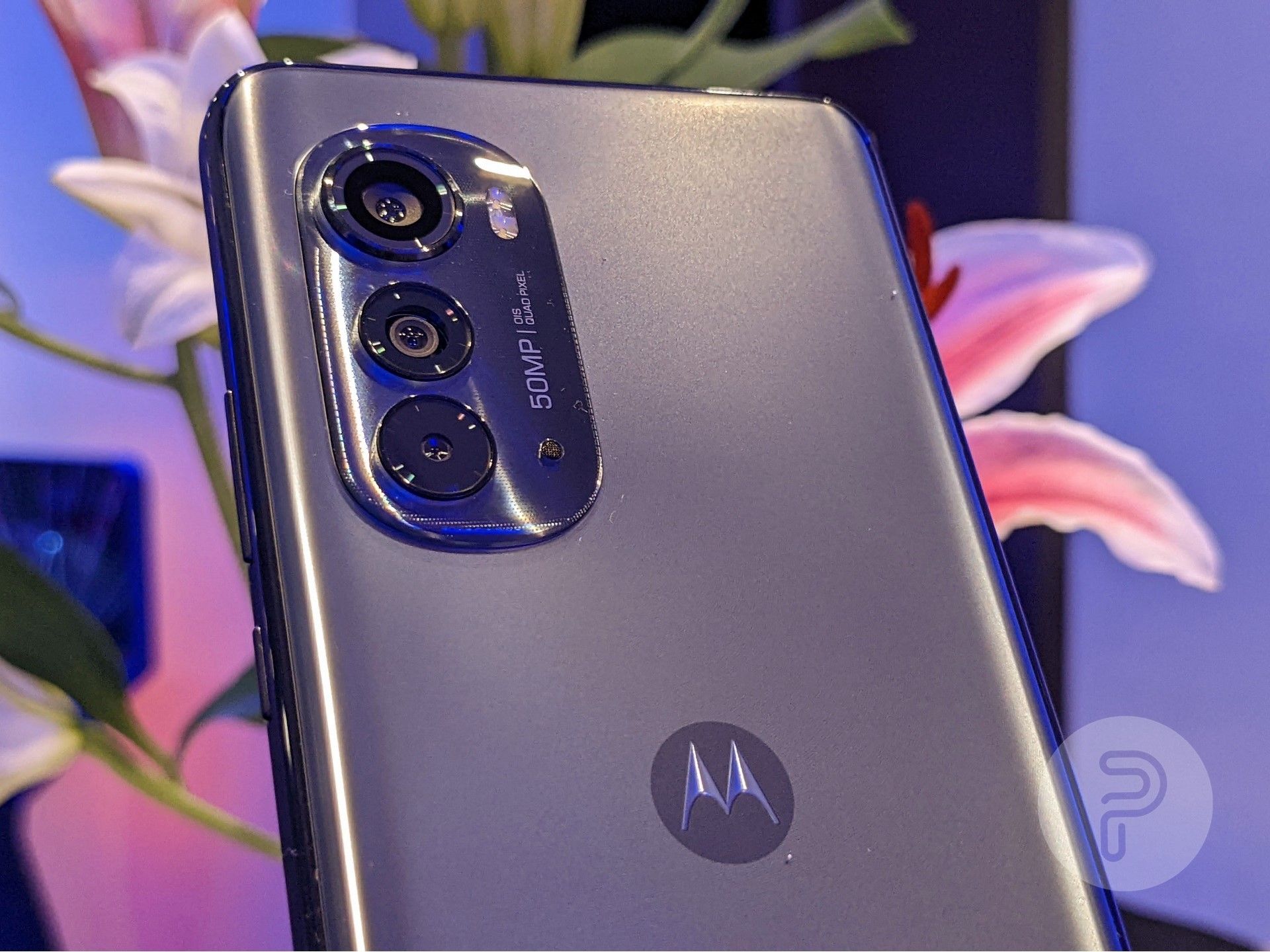 a Motorola Edge 2022'deki üçlü kamera dizisini gösteriyor